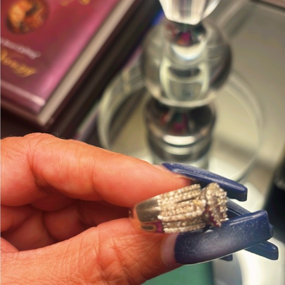 Elegant Engagement Ring - Picture 2 of 7